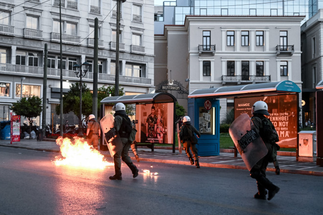 Μολότοφ και χημικά στο κέντρο της Αθήνας μετά τις συγκεντρώσεις για το ναυάγιο στην Πύλο/ Εurokinissi Mπόλαρη Τατιάνα