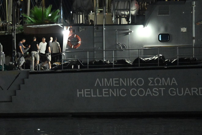 H φρεγάτα του Π.Ν «Κανάρης» μετέφερε τις σορούς από το ναυάγιο στην Πύλο στο λιμάνι της Καλαμάτας/ Eurokinissi Νικολόπουλος Αντώνης