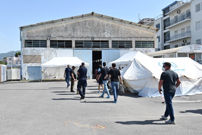 Καλαμάτα: Το επιχειρησιακό κέντρο που στήθηκε για τους επιζώντες μετανάστες του ναυαγίου στην Πύλο  
