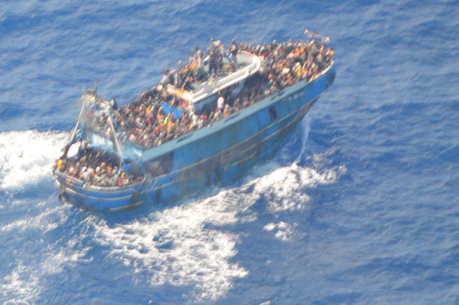 Το αλιευτικό γεμάτο μετανάστες πριν βουλιάξει στα ανοιχτά της Πύλου/ Φωτογραφία που δόθηκε στην δημοσιότητα από το Λιμενικό Σώμα 