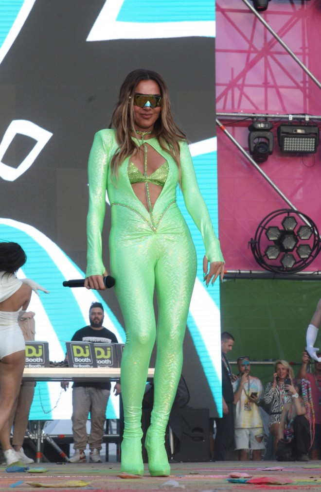 Βανδή: Η εμφάνιση με neon πράσινη ολόσωμη φόρμα στο Colourday Festival