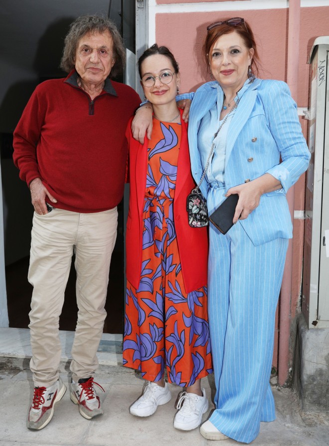 Η Ελένη Ράντου κι ο Βασίλης Παπακωνσταντίνου με την κόρη τους Νικολέττα