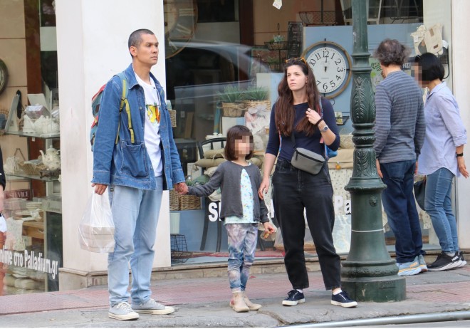 Οικογενειακή βόλτα για τον Σωτήρη Κοντιζά στο κέντρο της Αθήνας