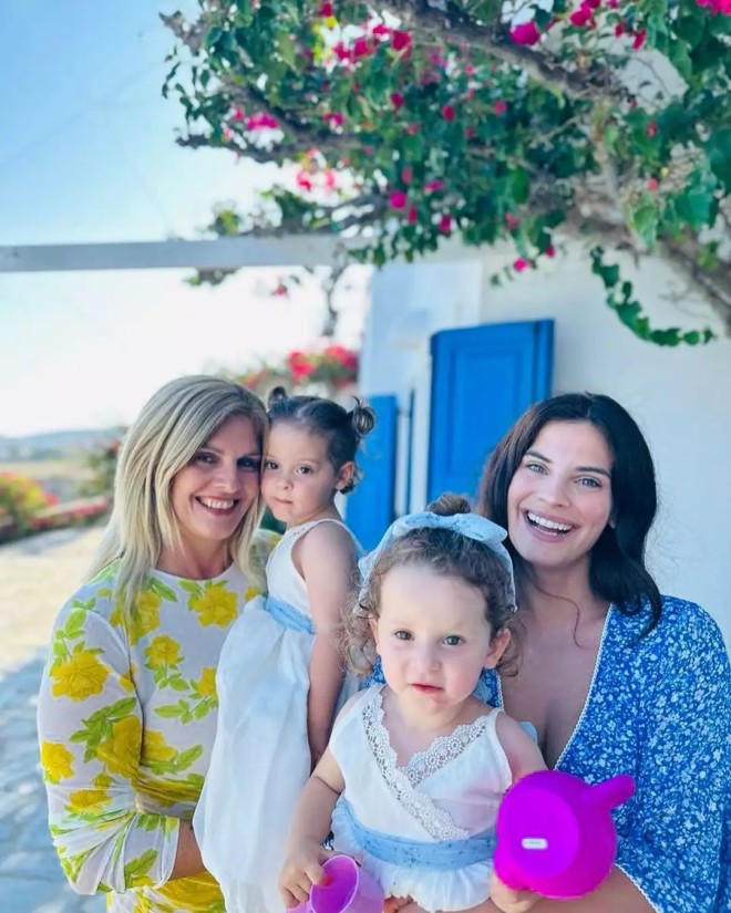 Η Χριστίνα Μπόμπα με τη μητέρα της και τις κόρες της
