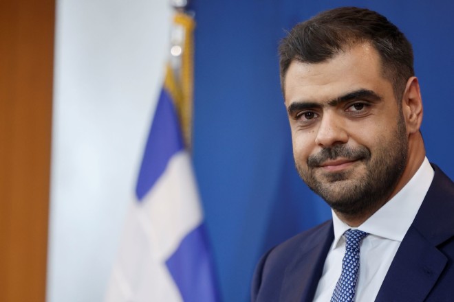 Ο νέος κυβερνητικός εκπρόσωπος Παύλος Μαρινάκης λίγο πριν την ανακοίνωση της σύνθεσης της κυβέρνησης  