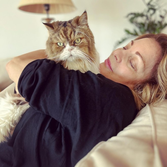 Η Άντζελα Γκερέκου αγκαλιά με τον αγαπημένο της γάτο! 