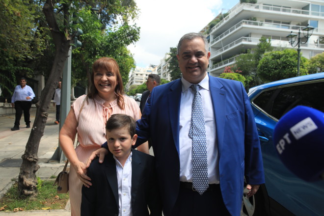O νέος υφυπουργός Εργασίας και Κοινωνικής Ασφάλισης Βασίλης Σπανάκης με τη σύζυγο και τον γιο τους / Eurokinissi - Γιάννης Παναγόπουλος