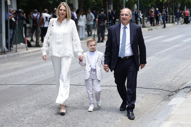 O Γιάννης Οικονόμου με τη σύζυγο και τον γιο τους - Eurokinissi