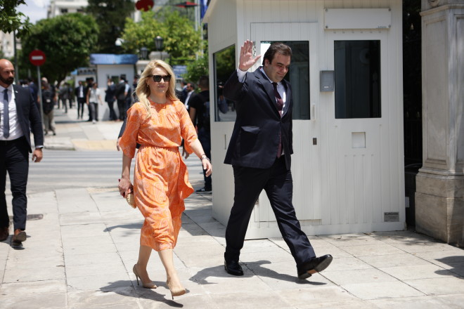Ο νέος υπουργός Παιδείας Κυριάκος Πιερρακάκης με τη σύζυγό του