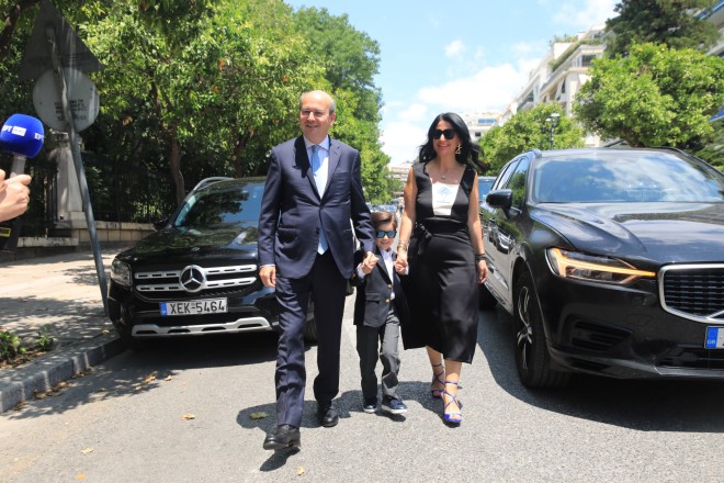 Ο νέος υπουργός Οικονομικών Κωστής Χατζηδάκης με τη σύζυγο και τον γιο τους