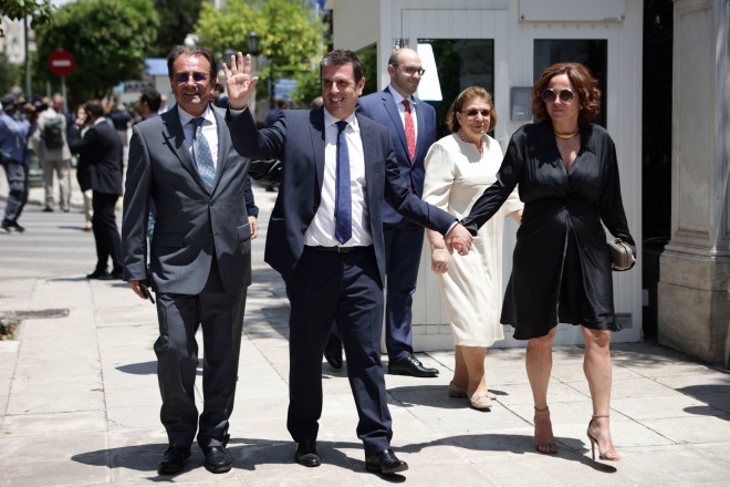 Ο νέος υπουργός Μετανάστευσης και Ασύλου Δημήτρης Καιρίδης με τη σύζυγό του / Eurokinissi