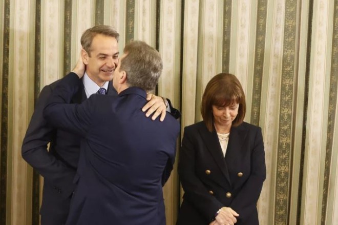 Ο Κυριάκος Μητσοτάκης χαιρέτησε με θέρμη τον υπουργό Υγείας Μιχάλη Χρυσοχοΐδη, ο οποίος τον αγκάλιασε