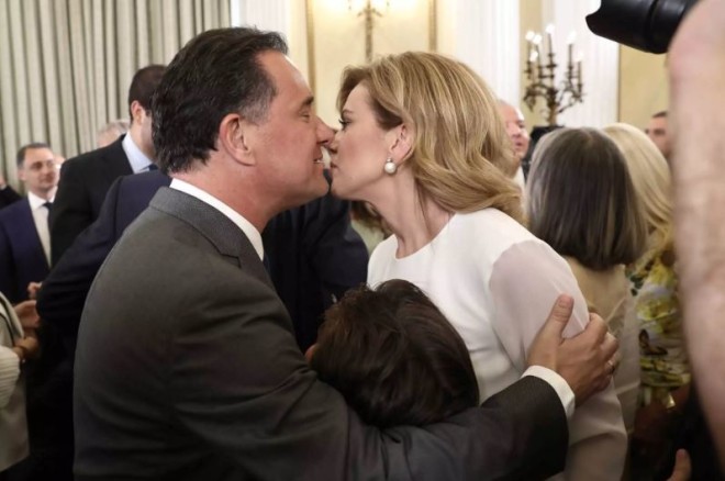 Ο υπουργός Εργασίας Άδωνις Γεωργιάδης δίνει ένα τρυφερό φιλί στο μάγουλο της συζύγου του Ευγενίας Μανωλίδου