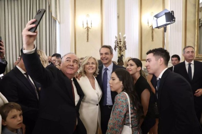 Ο Κυριάκος Μητσοτάκης βγάζει selfie με τον Νίκο Παπαθανάση και την οικογένειά του