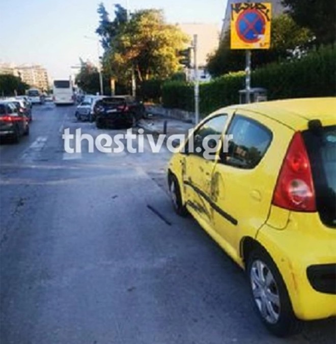 Τα αυτοκίνητα στα οποία έπεσε το λεωφορείο έχουν υποστεί τεράστιες ζημιές - Thestival.gr