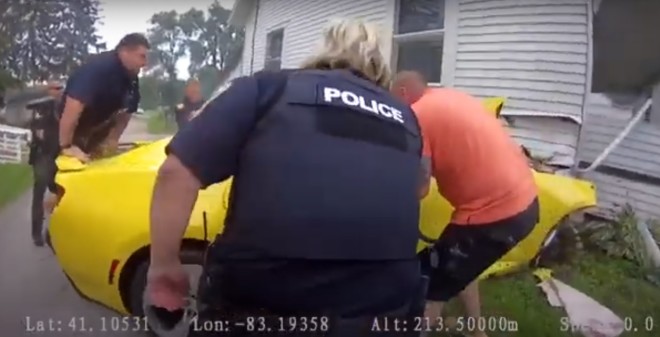 Οχάιο: Οι αστυνομικοί προσπαθούν να σπάσουν το παράθυρο για να βγάλουν το μωρό από το αυτοκίνητο/ youtube