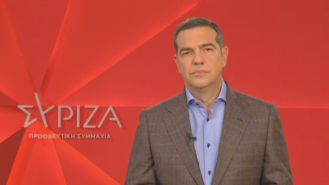 Ο Αλέξης Τσίπρας μπροστά στο νέο σήμα του ΣΥΡΙΖΑ   