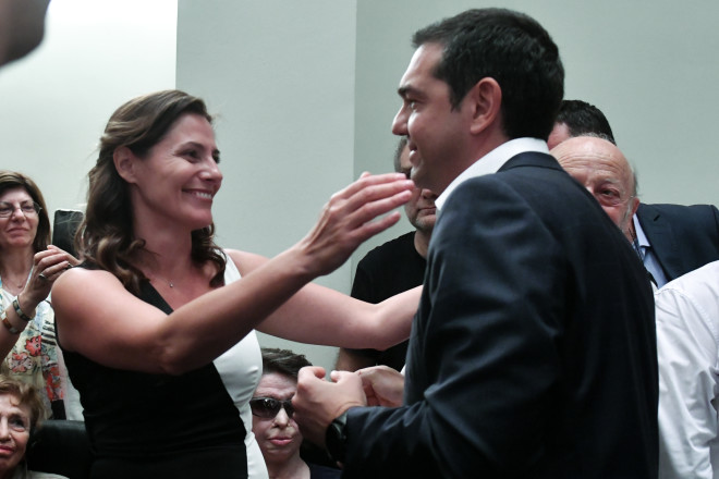 Η αγκαλιά της Μπέτυς Μπαζιάνα στον Αλέξη Τσίπρα μετά τις εκλογές τον Ιούλιο του 2019/ Eurokinissi Tατιάνα Μπόλαρη