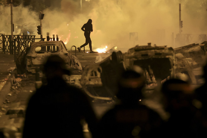 Eκατοντάδες κτίρια και αυτοκίνητα έχουν πυρπολήσει οι διαδηλωτές στη Γαλλία- AP Photo/Lewis Joly
