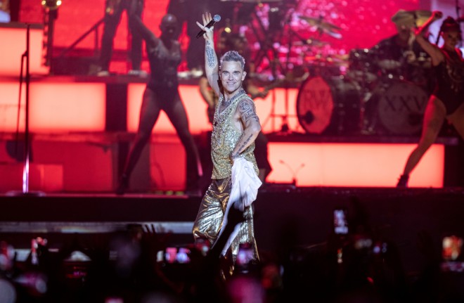 Robbie Williams: Αποκάλεσε «κλέφτες» του Έλληνες στη συναυλία του