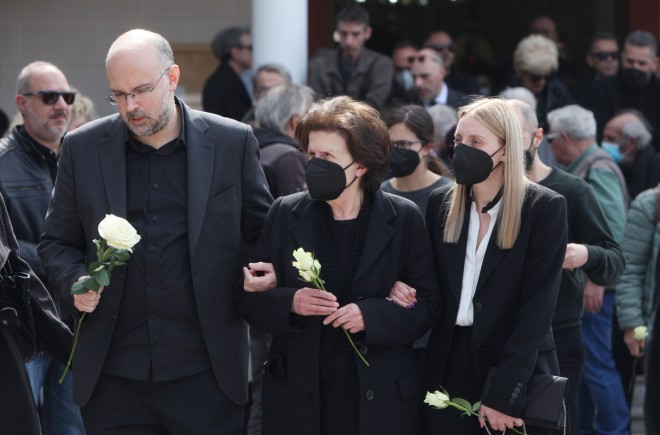 Η Υβόννη Μαλτέζου με τον γιο της, Αργύρη Παπαστάθη, στην κηδεία του Λάκη Παπαστάθη - Φωτογραφία NDP