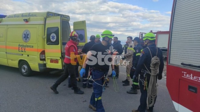 Πυροσβεστικές δυνάμεις στο σημείο όπου έπεσε στον γκρεμό ο 70χρονος / πηγή φώτο tvstar.gr.