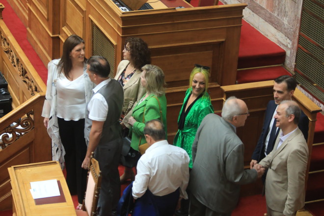 H Ζωή Κωνσταντοπούλου με βουλευτές του κόμματός της για την ορκωμοσία της νέας Βουλής/ Eurokinissi Γιάννης Παναγόπουλος