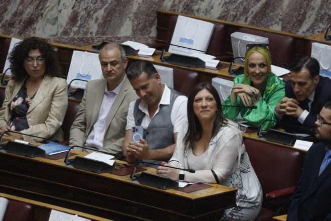 Η Ζωή Κωνσταντοπούλου έφθασε στη Βουλή για την ορκωμοσία συνοδευόμενη από τον σύντροφό της και βουλευτή του κόμματος, Διαμαντή Καραναστάση.