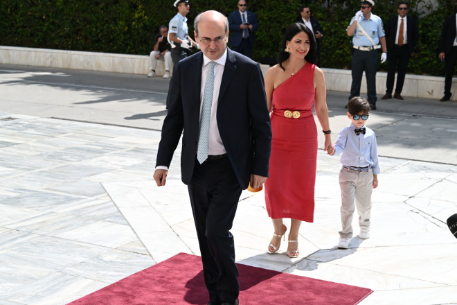 Ο Κωστής Χατζηδάκης με τη σύζυγό του και τον γιο τους/ Eurokinissi Tατιάνα Μπόλαρη