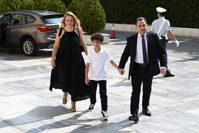Ο βουλευτής της ΝΔ Γιώργος Γεωργαντάς με τη σύζυγό του και το παιδί τους/ Eurokinissi Tατιάνα Μπόλαρη