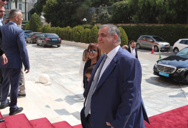 O νέος υφυπουργός Εργασίας Βασίλης Σπανάκης με τη σύζυγο και τον γιο τους/ ΙΝΤΙΜΕ Περιστέρης Δημήτρης