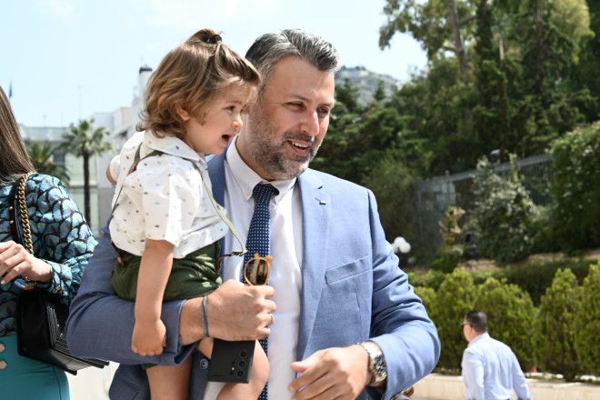 Ο βουλευτής της ΝΔ. Γιάννης Καλλιάνος με τον γιο του/ / Eurokinissi Tατιάνα Μπόλαρη