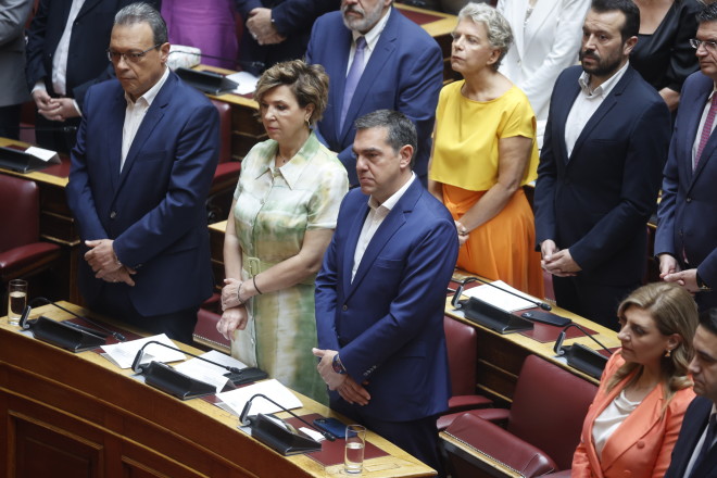 Ο Αλέξης Τσίπρας με τους βουλευτές του ΣΥΡΙΖΑ στην ορκωμοσία της νέας Βουλής/ Γιώργος Κονταρίνης