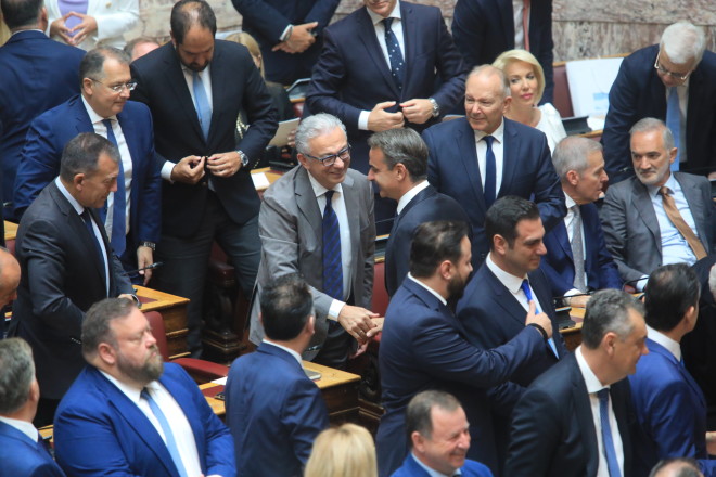 Χειραψία Θεόδωρου Ρουσόπουλου με τον Πρωθυπουργό