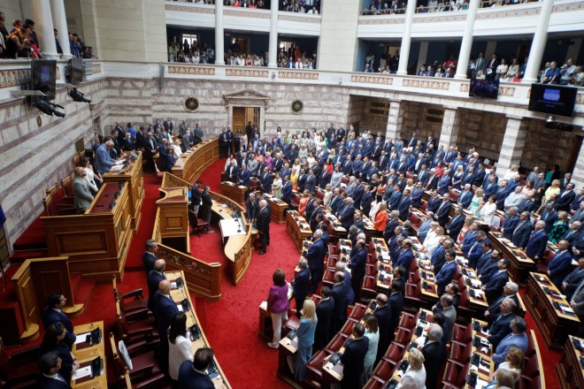 Στα μπροστινά έδρανα έκατσαν, από δεξιά προς τα αριστερά, η Νέα Δημοκρατία, το ΠΑΣΟΚ, ο ΣΥΡΙΖΑ και το ΚΚΕ, ενώ πίσω κάθισαν οι βουλευτές των 4 μικρότερων κομμάτων