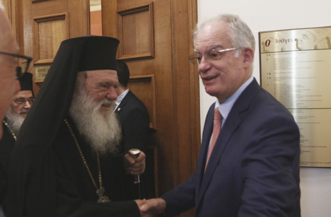 O Kωνσταντίνος Τασούλας με τον Αρχιεπίσκοπο Ιερώνυμο κατά τη χθεσινή ορκωμοσία των νέων βουλευτών/ Eurokinissi Xρήστος Μπόνης