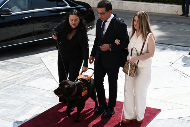 Ο βουλευτής Επικρατείας της ΝΔ, Γιώργος Σταμάτης, έφτασε στη Βουλή, συνοδευόμενος από δύο κυρίες με προβλήματα όρασης, τις κ.κ Γκέρτσου και Καρρά, κι έναν σκύλο οδηγό, τον Μπάμπου/ Eurokinissi Tατιάνα Μπόλαρη