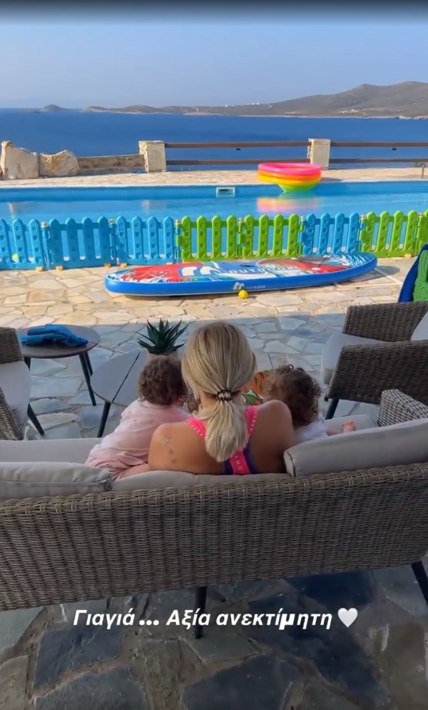 Χριστίνα Μπόμπα: Το βίντεο με τις κόρες και τη μαμά της στην πισίνα τους