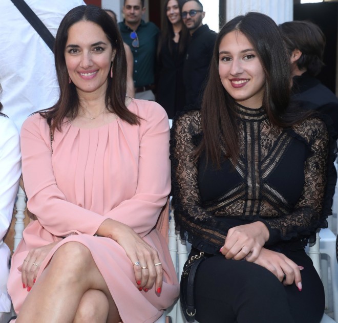 Η Νόνη Δούνια στην πρώτη σειρά της Εβδομάδας Μόδας με την κόρη της Ρία