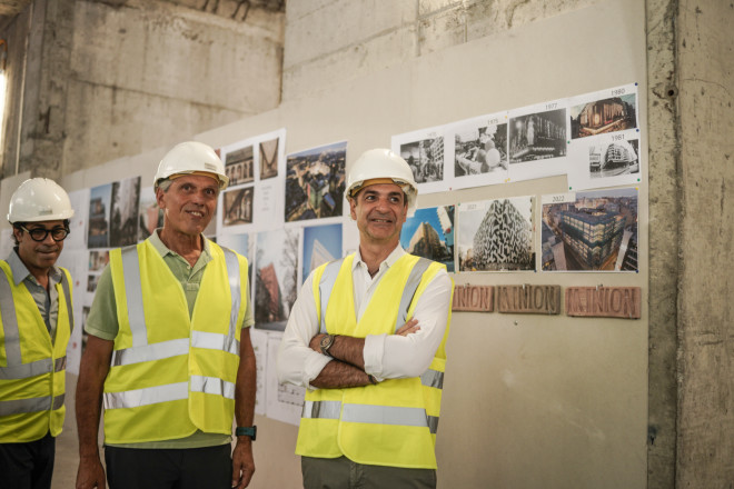 Ο Κυριάκος Μητσοτάκης συνομίλησε με τους εργαζόμενους στο υπό ανακατασκευή κτίριο του Μινιόν