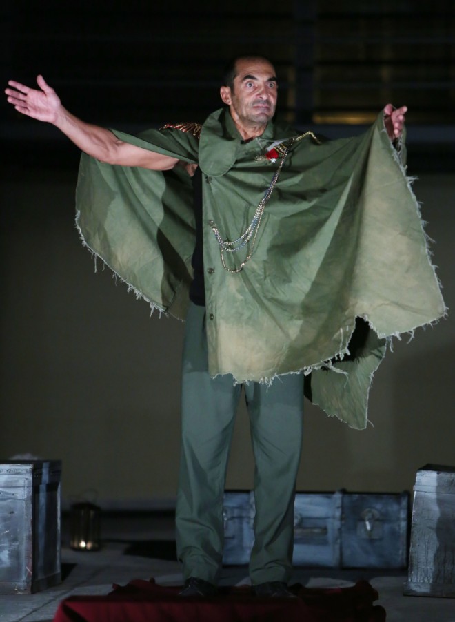 Ο Αλέκος Συσσοβίτης στην παράσταση Από Θέση Ισχύος στο Βεάκειο θέατρο το 2020