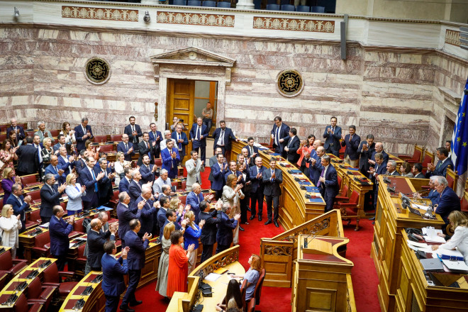 Ο Κυριάκος Μητσοτάκης δέχεται το χειροκρότημα των βουλευτών της Νέας Δημοκρατίας μετά την παροχή ψήφου εμπιστοσύνης στην κυβέρνησή του