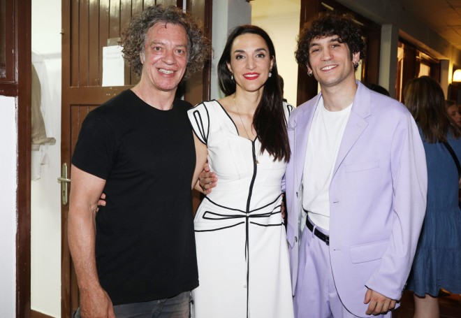 Η Κατερίνα Ευαγγελάτου με τους ηθοποιούς, Γιάννη Τσορτέκη και Ορέστη Χαλκιά, που συμμετείχαν στην παράσταση/ φωτογραφία NDP Θωμάς Δασκαλάκης