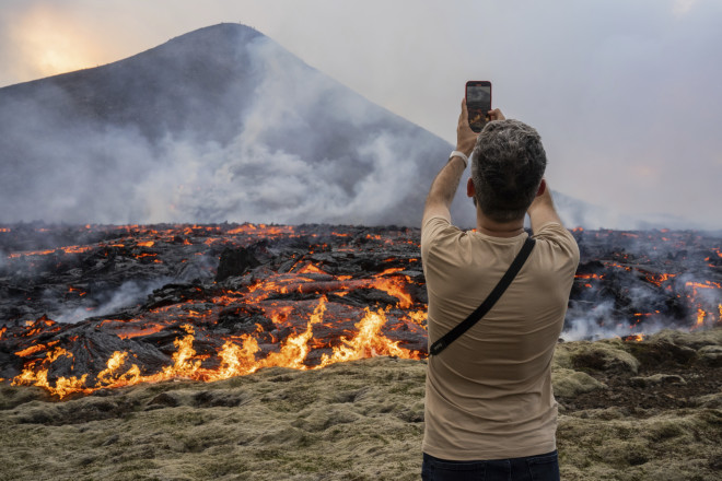 Ισλανδία: «Μαγνητίζει» επιστήμονες και influencers η έκρηξη ηφαιστείου