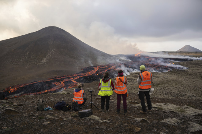 Ισλανδία: «Μαγνητίζει» επιστήμονες και influencers η έκρηξη ηφαιστείου