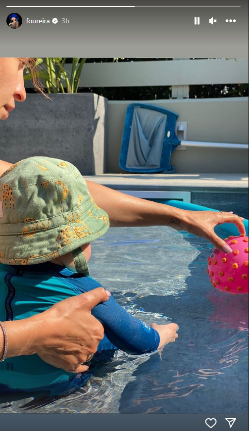 Ελένη Φουρέιρα: Στην πισίνα με τον πέντε μηνών γιο της