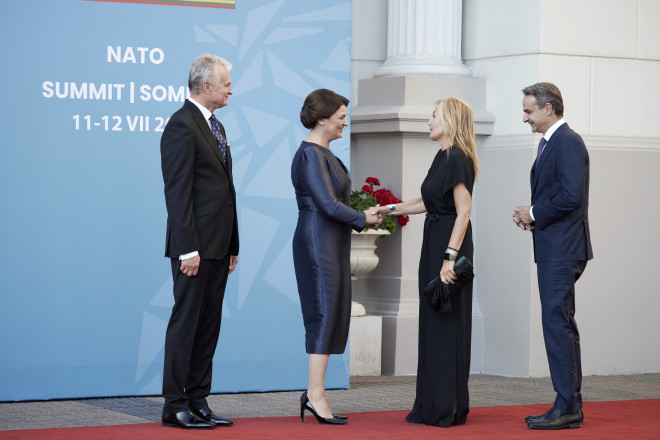 Ο Λιθουανός πρωθυπουργός και η σύζυγός του υποδέχονται τον Κυριάκο Μητσοτάκη και τη Μαρέβα Γκραμπόβσκι