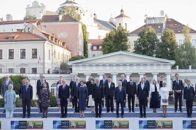 Η οικογενειακή φωτογραφία των ηγετών κατά τη Σύνοδο του ΝΑΤΟ στη Λιθουανία