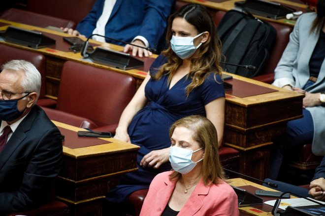 Η Έφη Αχτσιόγλου καθισμένη στα έδρανα της Βουλής, την περίοδο που ήταν έγκυος, τον Μάιο του 2021/ Eurokinissi Γιώργος Κονταρίνης