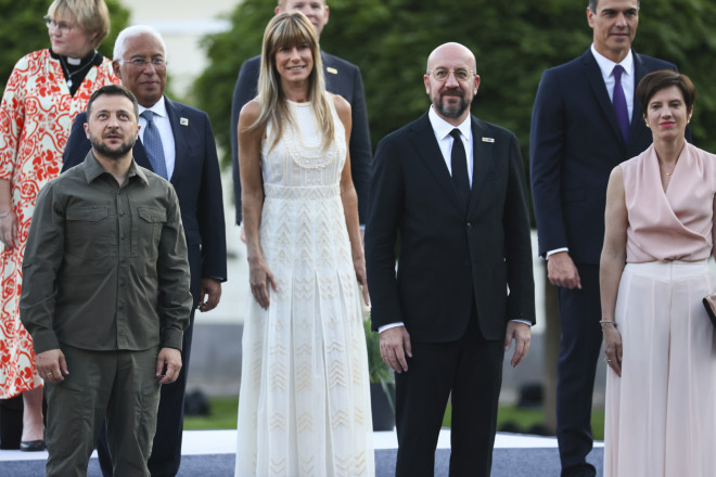 Με το λευκό φόρεμα η σύζυγος του Ισπανού πρωθυπουργού Begona Sanchez και το με το ροζ φόρεμα η σύζυγος του Προέδρου του Ευρωπαϊκού Συμβουλίου, Amelie Derbaudrenghien Michel/  Yves Herman, Pool Photo via AP